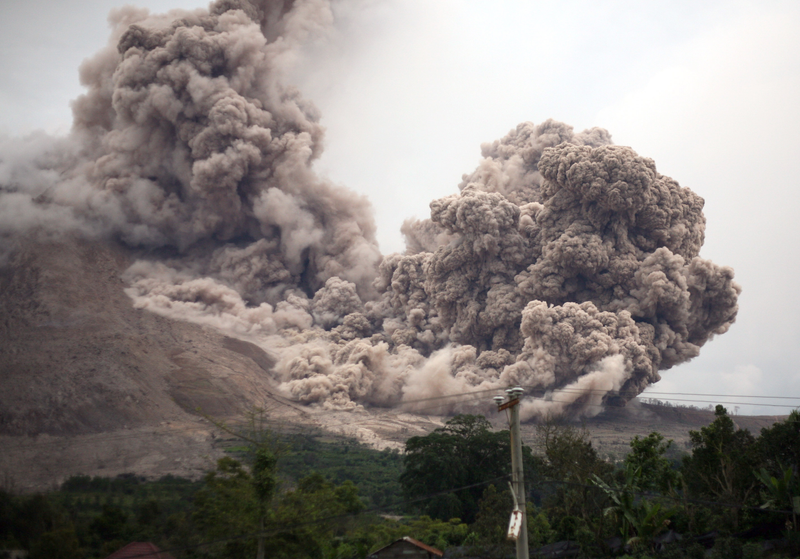 Illustration for article titled 2 km de ceniza: impresionantes fotos de la erupción del volcán Sinabung